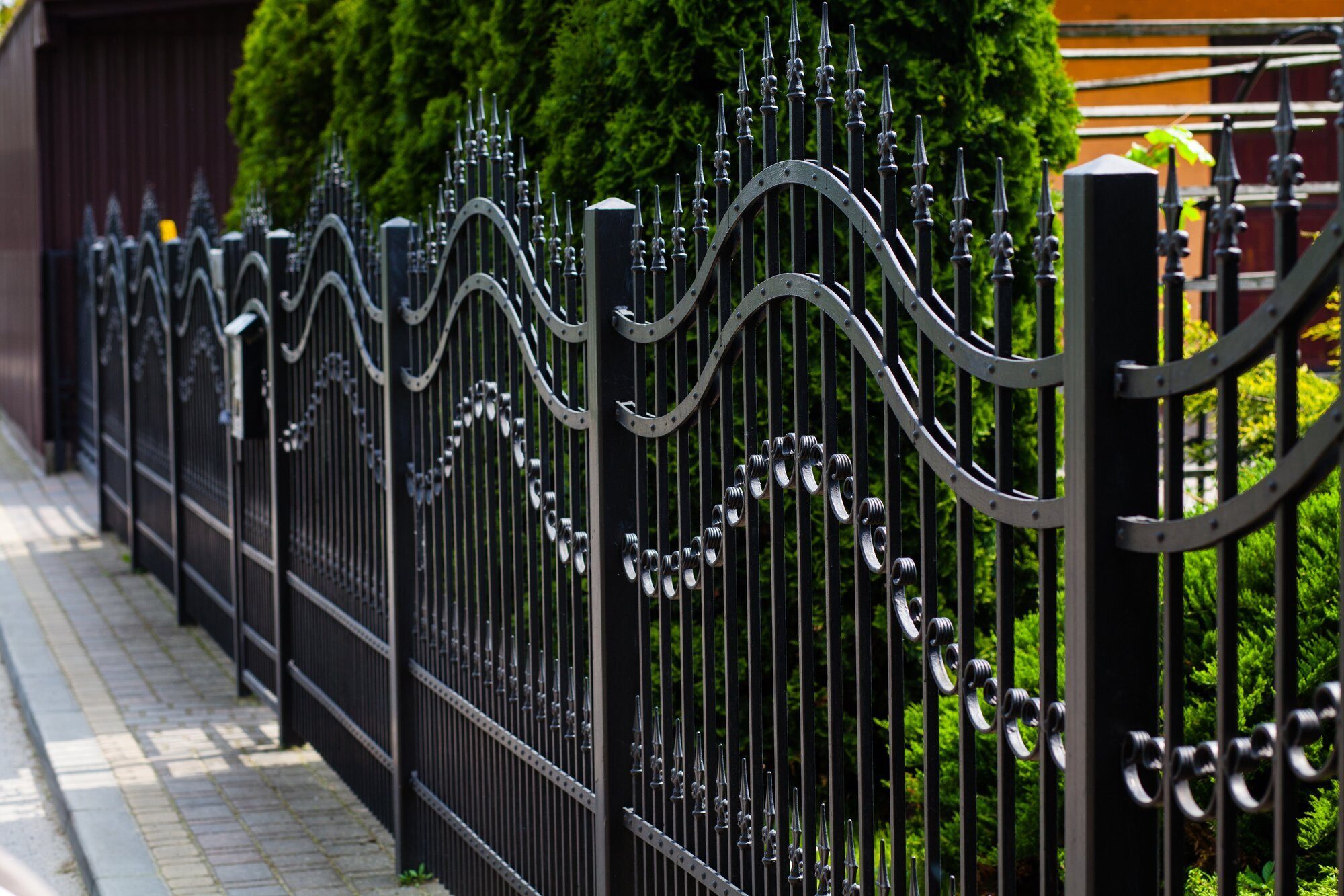 Металлические заборы купить москва. Красивый забор. Железный забор. Забор из металла. Красивый металлический забор.